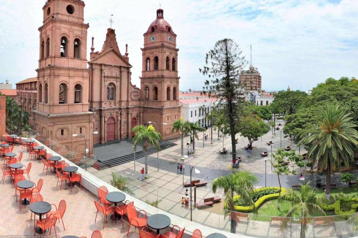 Cathédrale de Santa Cruz et la place 24 de septiembre