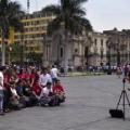 Ecoliers sur la place des armes à Lima