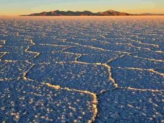 En 4x4 Descubrimiento del famoso Salar d'Uyuni / Noche al borde del salar