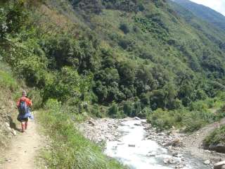 Caminata entre Huayraccmachay y Collpapampa.