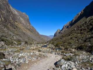 Caminata a Hualcayan (3139 m) y retorno a Huaraz