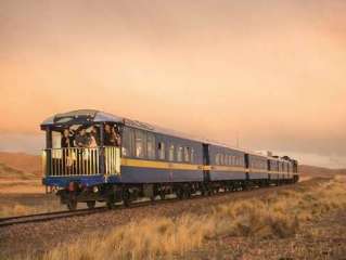 Cruzando el Altiplano con el Titicaca tren