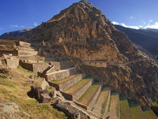 Visit of the sacred valley of the Incas and night in Aguas-Calientes.
