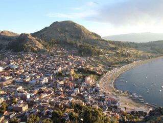 Visita de las islas flotantes Uros y salida hacia Copacabana (Bolivia)